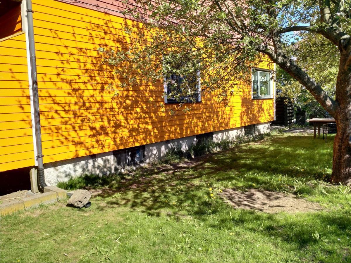 Renovated Semi- Basement 2 Bedrooms Furnished Apartment - Close To Everything In Moss Exteriér fotografie