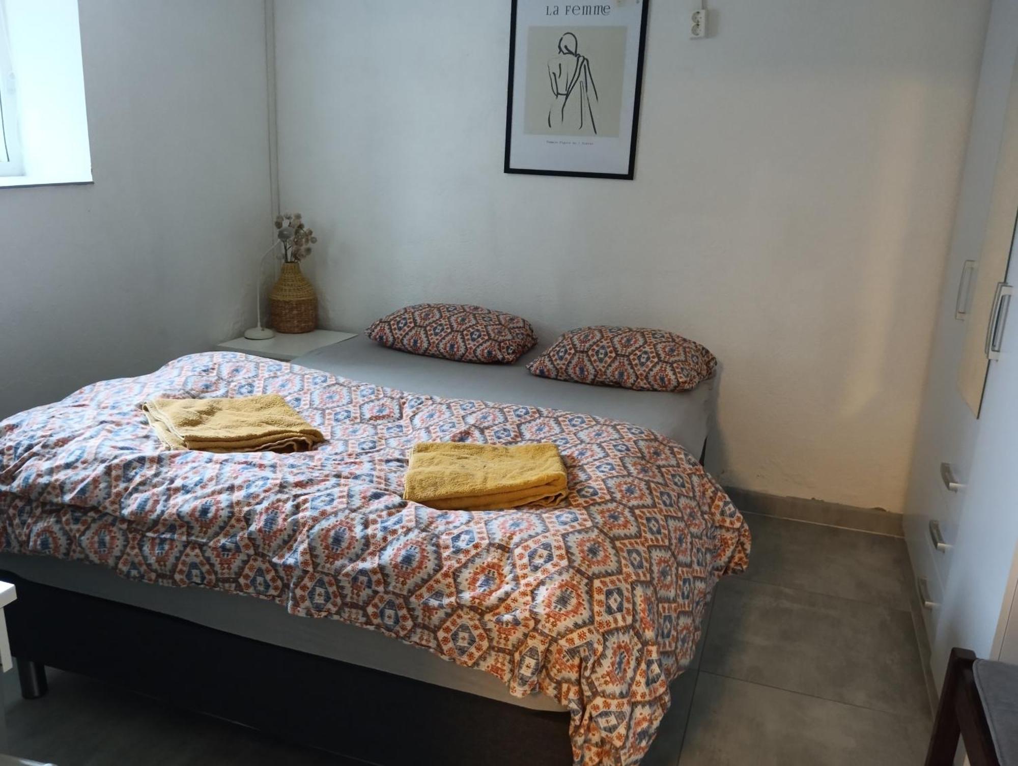 Renovated Semi- Basement 2 Bedrooms Furnished Apartment - Close To Everything In Moss Exteriér fotografie