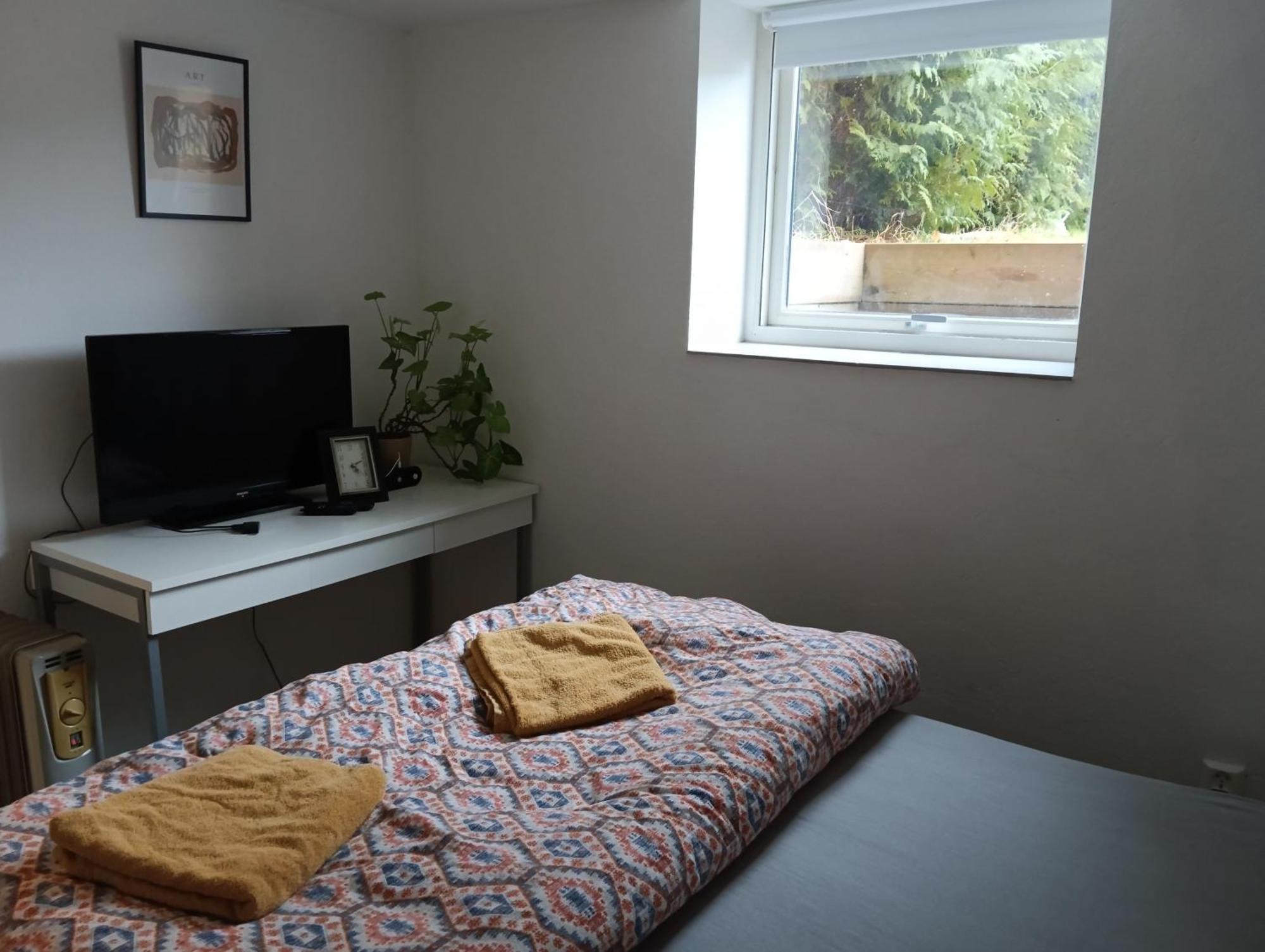 Renovated Semi- Basement 2 Bedrooms Furnished Apartment - Close To Everything In Moss Exteriér fotografie